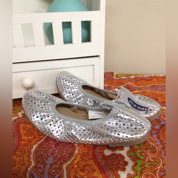 NWT Old Navy Girls Ballet Style Slip On Shoes Metallic Silver Size 12 M - Picture 6 of 10